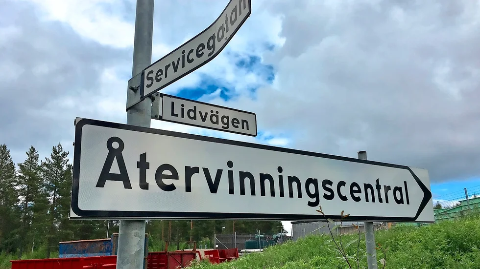 Skribenten är missnöjd med mycket kring återvinningscentralen.