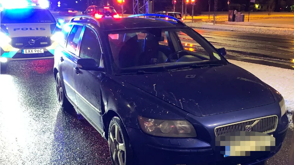 Den 29-årige bilföraren körde mot rött och orsakade en olycka i korsningen mellan Djurgårdsgatan och Garnisonsvägen. (Bilden är hämtad ur förundersökningen.) 