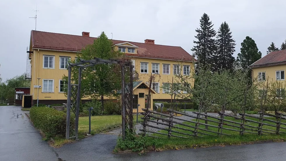 Man döms till rättspsykiatrisk vård med särskild utskrivningsprövning efter att ha våldtagit och låst in en kvinna på Vindeln folkhögskola i våras.
