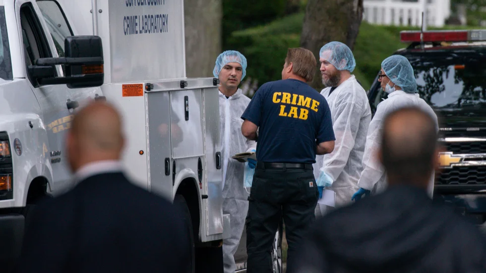 Rättstekniker vid ett hus på Long Island i New York på fredagen. En man har gripits misstänkt för en serie olösta mord för mer än tio år sedan.