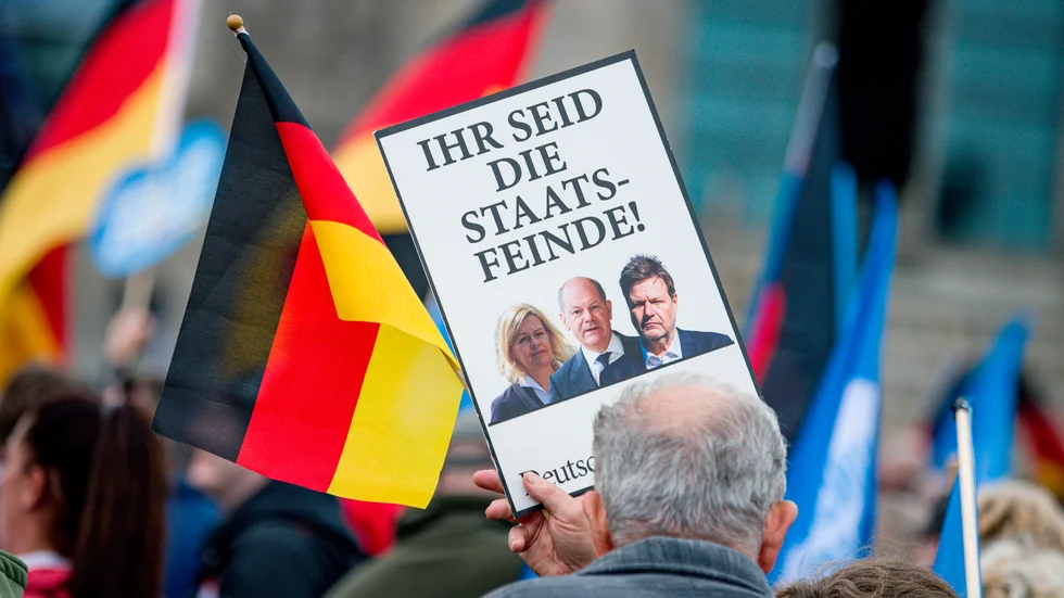 "Ni är statsfiender!". När AFD arrangerade en demonstration mot energipolitiken och inflationen i höstas bar en man denna skylt, riktad mot förbundskansler Olaf Scholz och hans regering. Arkivbild.