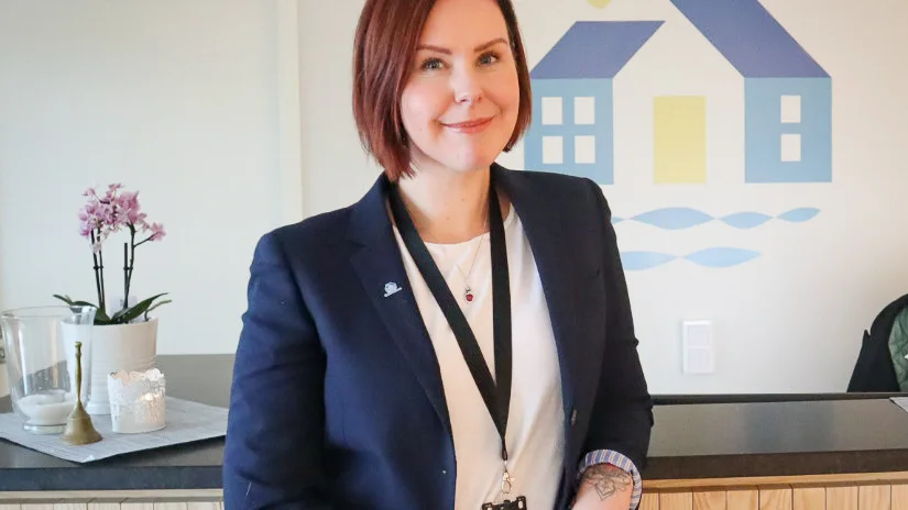 Erika Forslöv, bokonsulent på Östhammarshem, menar att de inte råder ett bollförbud på innergårdarna vid deras fastigheter.