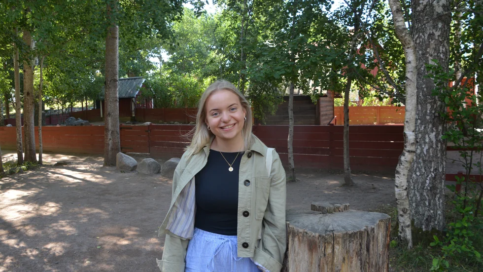 Emmelie Christiansen 20 år, vid ett stopp längs den kilometerlånga sträckan som besökare till Astrid Lindgrens värld kan promenera för att upptäcka de olika världar som byggts upp. Det är inte ovanligt att besökare tappar saker längs vägen, det kan vara alltifrån kepsar till bankkort. 
