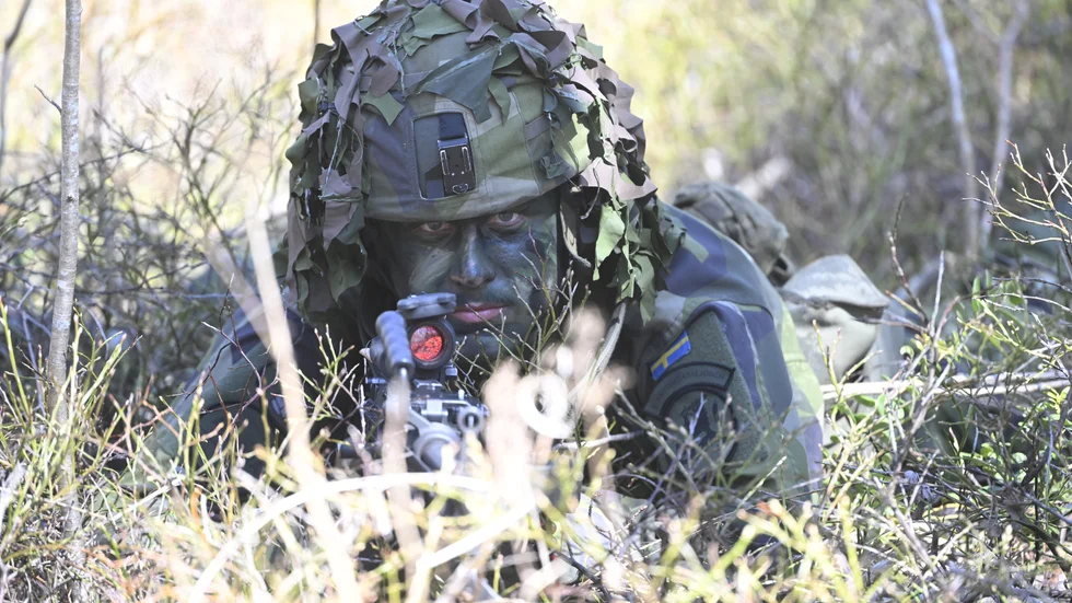 "Under tvåhundra år har neutraliteten gynnat oss på många sätt, men nu kommer våra barn att skickas ut i meningslösa krig, stora pengar gå till militär upprustning, svensk mark användas för utländska militärbaser, vår roll som globalt föredöme gå förlorad, och risken för konfrontation med Ryssland öka", menar insändarskribenten.