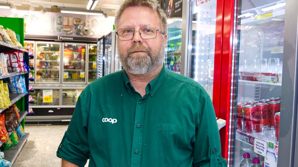 Johan Hedberg, butiksföreståndare, gillar arbetet i affären. "Jag brukar säga att det är ett av de mest kreativa jobben du kan ha eftersom du jobbar med färg och mönster hela dagarna".
