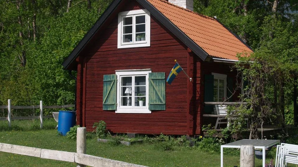 I Norrskedika finns den här stugan till salu. Utgångspriset är 425 000 kronor.