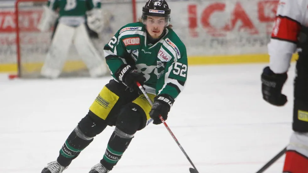 Straffskytt. Carl Eriksspn satte 2–2 på straff mot Tyresö/Hanviken