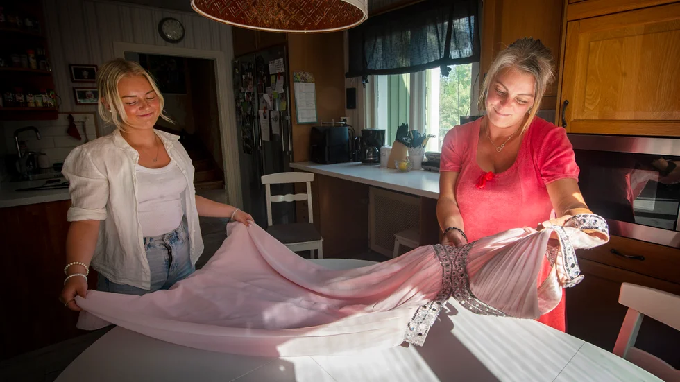 Den blivande studenten Fanny Arnell fick tag på den perfekta balklänningen tack vare mamma Marias Facebookinlägg. "Jag tycker att det är bra att det finns second hand", säger Fanny.