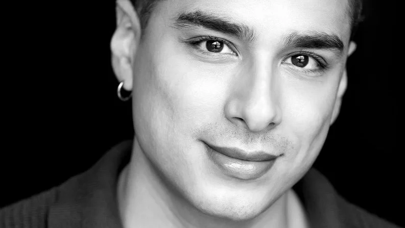 Carlos Romero Cruz spelar i dag på Stockholms teaterscener och har även läst sagor för barn i sin roll som dragpersonan Carnita Molida.