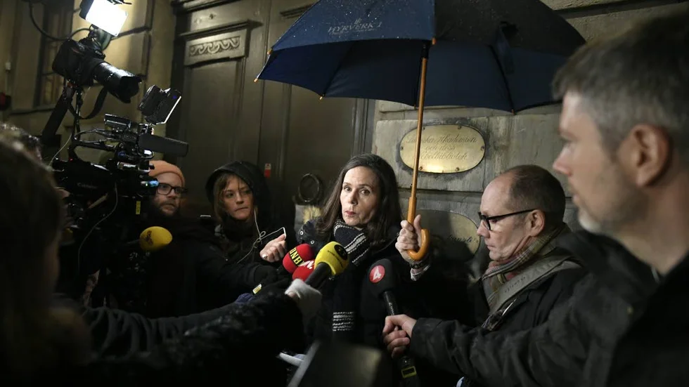 Svenska Akademien agerar. Vid en pressträff på torsdagskvällen meddelade Sara Danius, Svenska Akademiens ständiga sekreterare att Svenska Akademien avbryter alla kontakter med den man som kallas Kulturprofilen.