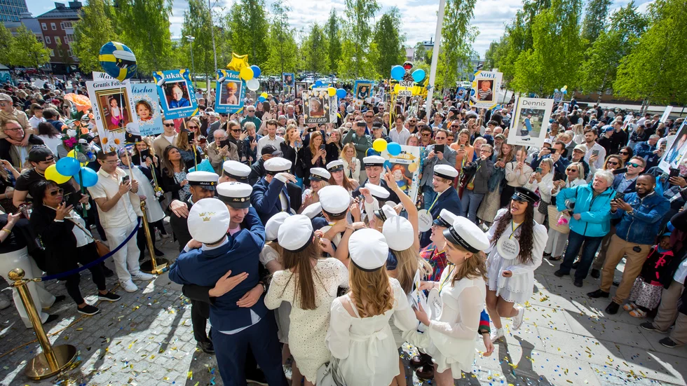 "Jag tog studenten innan gymnasiebyn byggdes, då skolorna var utspridda. Pluggisarna gick på Midskogs, medelmåttorna på Hermelins, och vi skoltrötta och kriminella gick på Bergnäset", skriver Elisabeth Rosenbrand.