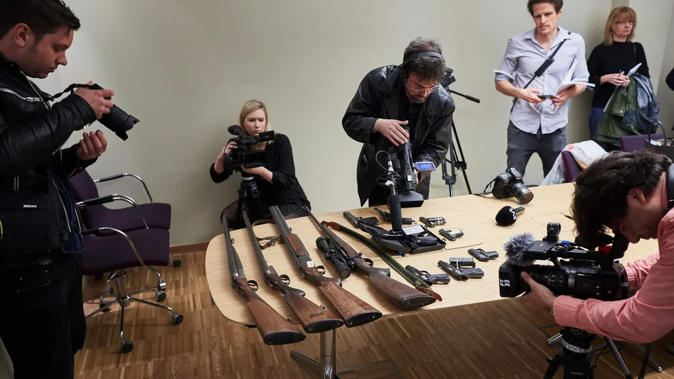 Inlämnade vapen visas upp i polishuset i Malmö i samband med 2018 års vapenamnesti. Arkivbild.