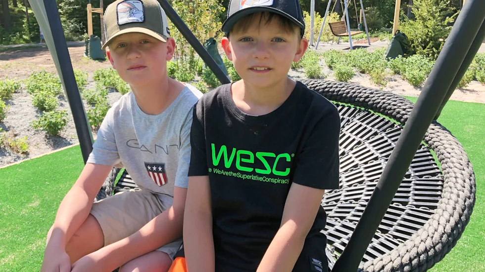 Bröderna Tage, 12, och Knut, 10, Frantzis från Huddige passar på att besöka parken när de är på besök hos deras farmor i Fjärdhundra. De tycker om gungorna men tycker att kätterställningen kunde varit större. "Det hade varit roligare för äldre barn då", säger Tage. 