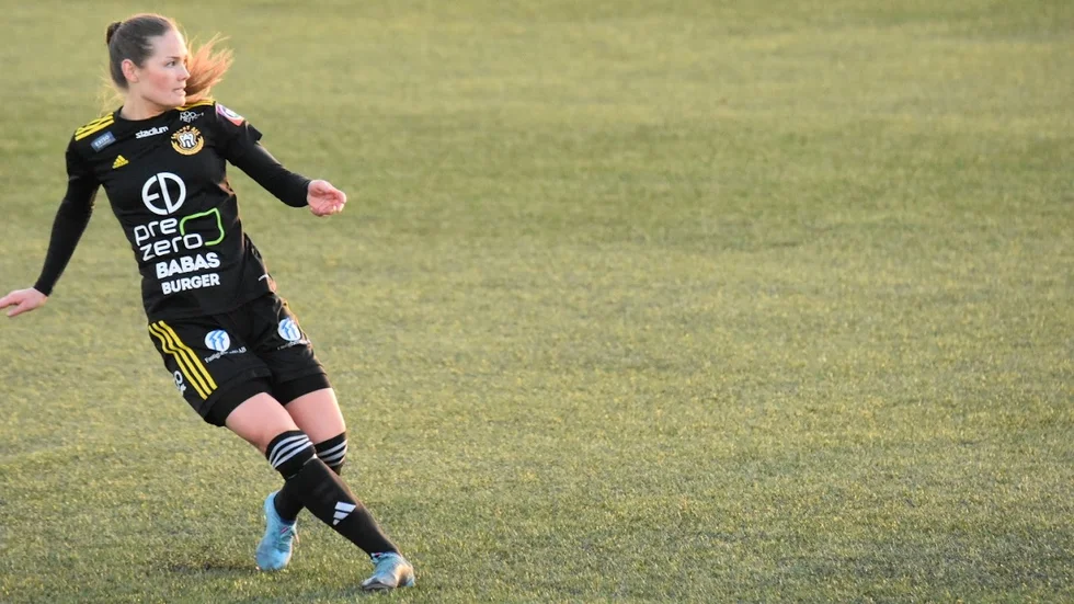 Amanda Jeppsons Smedby leder serien i den nya, tuffare division 1. På lördag väntar toppmötet mot Örebro SK som vi sänder på sajten.