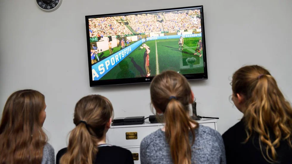 Curlinggenerationen. "Vi sitter hellre hemma med våra tv-spel än växer upp", skriver Anna Hörnell i sin lördagskrönika i NSD.