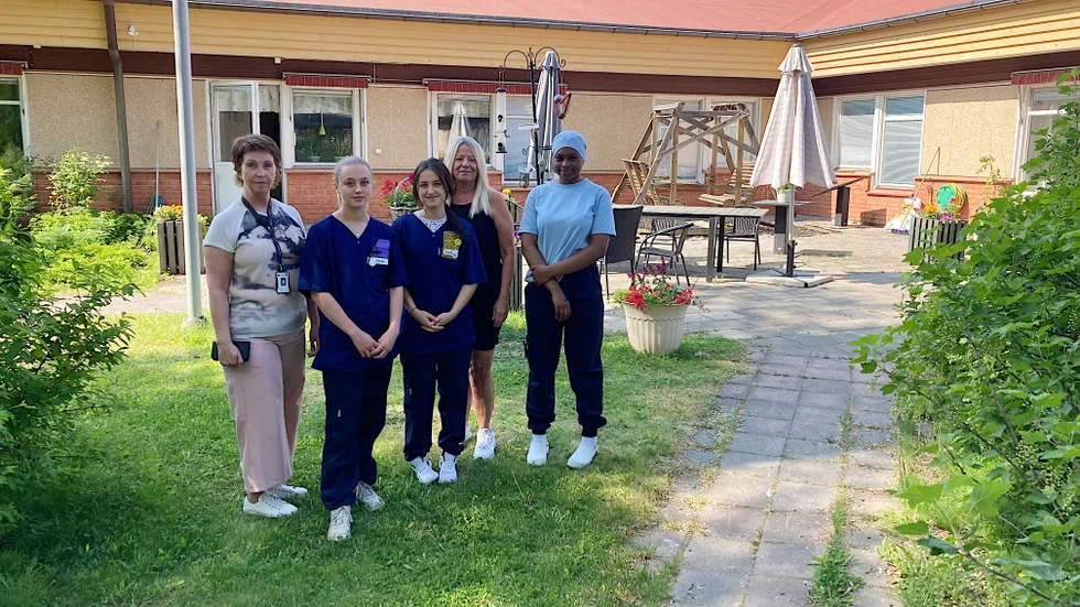 Spanjorer och svenskar jobbar ihop på Erkslunden i sommar. På bilden syns enhetschefen Anette Sandström, vikarien Maja  Wálinder, vikarien Andrea Gonzalez, enhetschefen Maria Viklund och vikarien Hady Diallio.