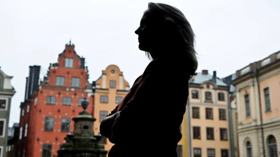 höljd i dunkel. Katarina Frostenson.
