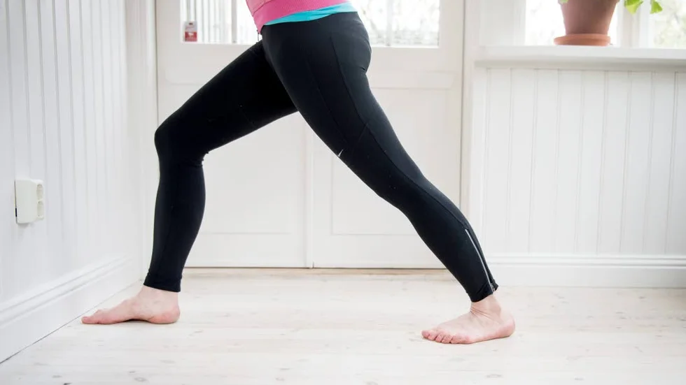 En kvinna skadade sig vid stretching och nu får en läkare kritik för att denne inte upptäckte att hälsenan var av.