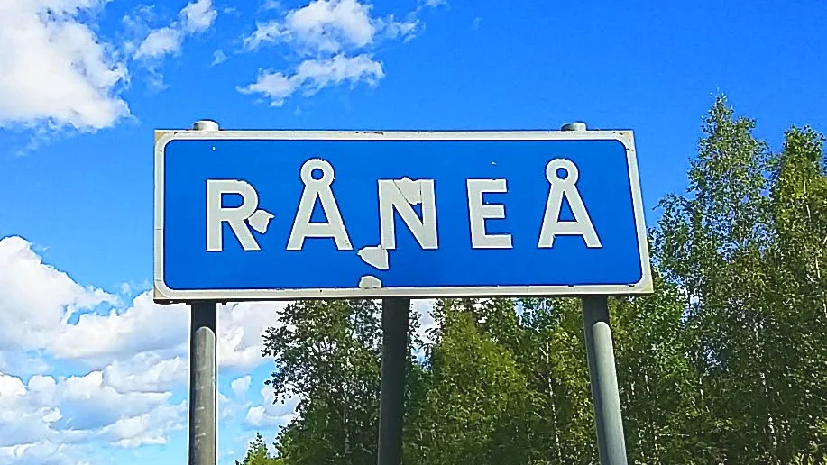 Sett till befolkningsunderlaget ligger Råneå i topp när det gäller offentlig och privat service, framhåller debattörerna.