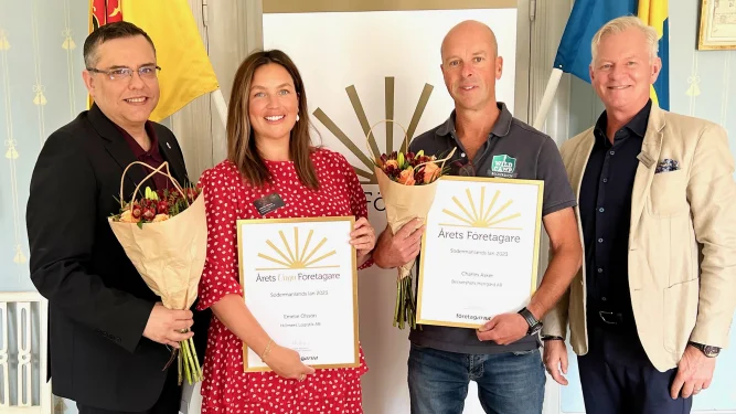 Företagarutmärkelserna delades ut på landshövdingsresidenset i Nyköping. Från vänster: Andres Delgado Lopez, avdelningschef på länsstyrelsen, Emelie Olsson, Årets unga företagare, Charles Asker, Årets företagare, och Thomas Byström, regionchef Företagarna.