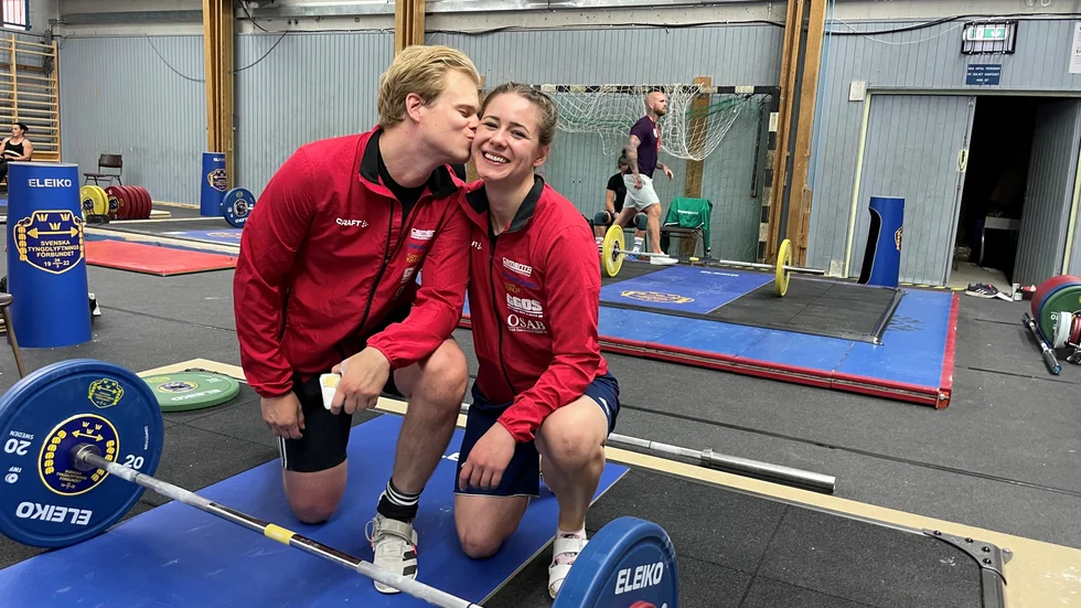 Oskar Stillman tog brons och flickvännen Hanna Ögren tog silver på SM i tyngdlyftning i Södervärnshallen.