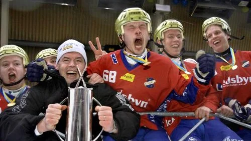 Edsbyns tränare Franco Bergman jublar med bucklan tillsammans med bland annat Peter Törnberg. Bild: MARK EARTHY / PRESSENS BILD