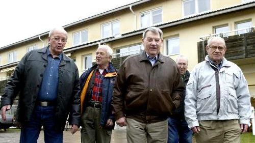 Intresseföreningen Svanen övertar ochdriver dagcentralen vidare. Fem gladaherrar i styrelsen, som tog beslutet, ärfr v Sven-Olof Fagerhov, Ingemar Flyckt,Harry Andersson, Lars Ek och HarrySvensson. Bild: ÅKE KARLSSON