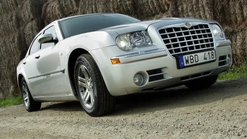 Till det yttre en äkta yankee, men under skalet på Chrysler 300C döljer sig faktiskt en Mercedes E-klass. Fast korvgubben på Österlen hävdade att det var en Bentley. Bild: ROLF GILDENLÖW