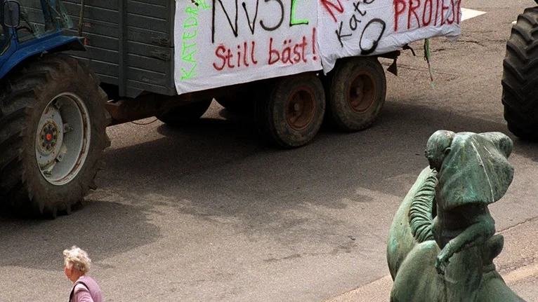 Det finns mycket att tänka på när studenter transporteras på flak. Säkerheten är nog så viktig, och det finns regler som måste följas. Arkivbild: GÖRAN BILLESON