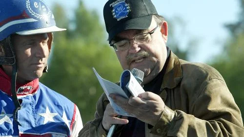 Leif "Loket" Olsson i intervjutagen. Här är det Claes Svensson som frågas ut på Mantorptravet i går. Bild: JAN CHRISTER PERSSON