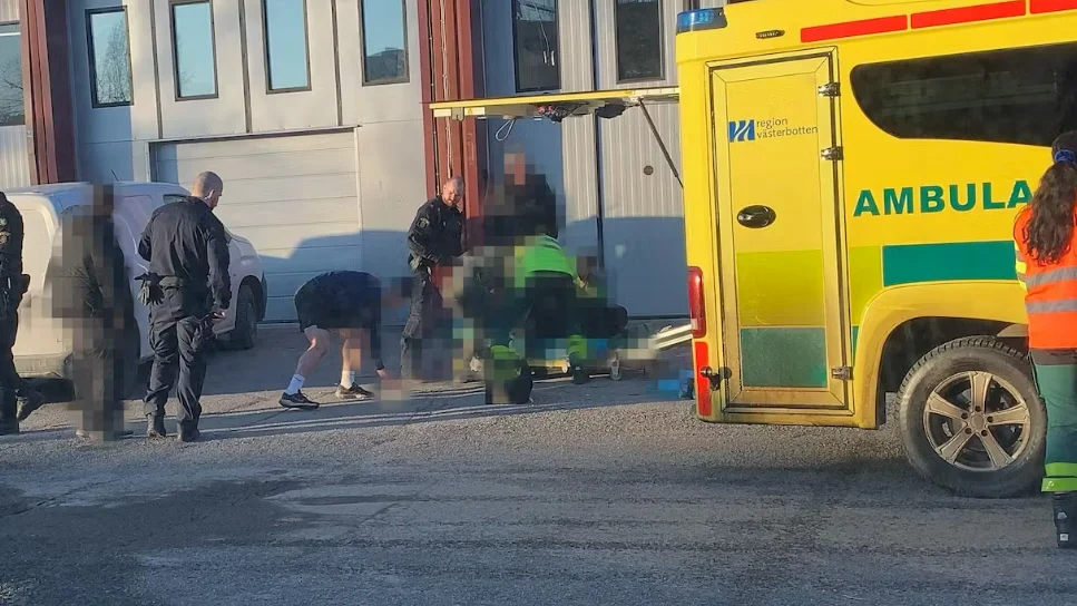 Direkt efter att vittnet hörde ljud som lät som skott hämtades en person med ambulans från platsen vid baksidan av innergården på restaurang Shanghai som delas med flera andra verksamheter.