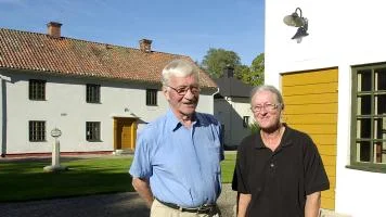 På söndag  visar Lars och Birgitta Olai de hus som år 1836 byggdes på hospitalsområdet i Vadstena för första klassens betalande mankön. Bild: CHRISTER ELDERUD