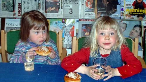 Emma Hultgren och Olivia Eriksson var snabbt vid bordet då sagoläsningen var avslutad. Bild: SVANTE STRÖMBERG