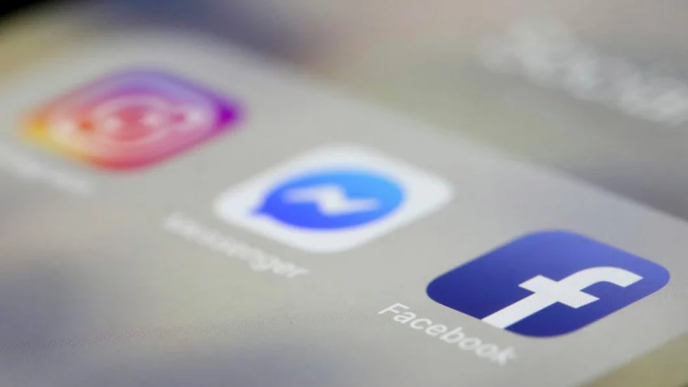 Mobiltelefonen är fylld med appar för sociala medier.