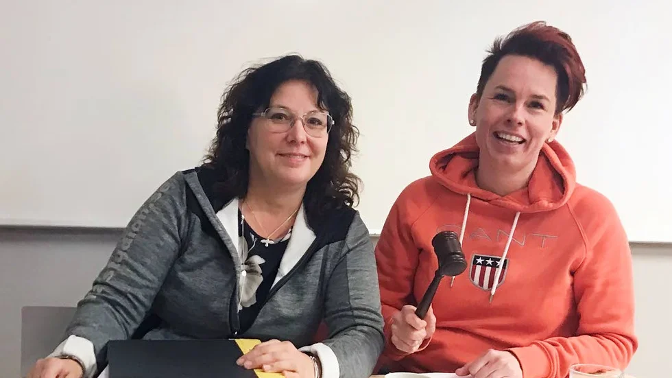 Sekreterare Gun Norberg och ordförande för Västerbotten Karolina Torgilsson under Sveriges Fotterapeuter i Norr och Västerbottens årsmöte.