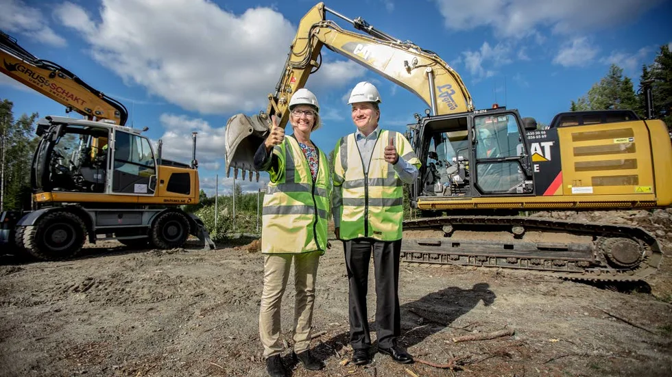 Trafikverkets generaldirektör Lena Erixon och statsminister Stefan Löfven vid invigningen av första byggdelen av Norrbotniabanan i augusti 2018.