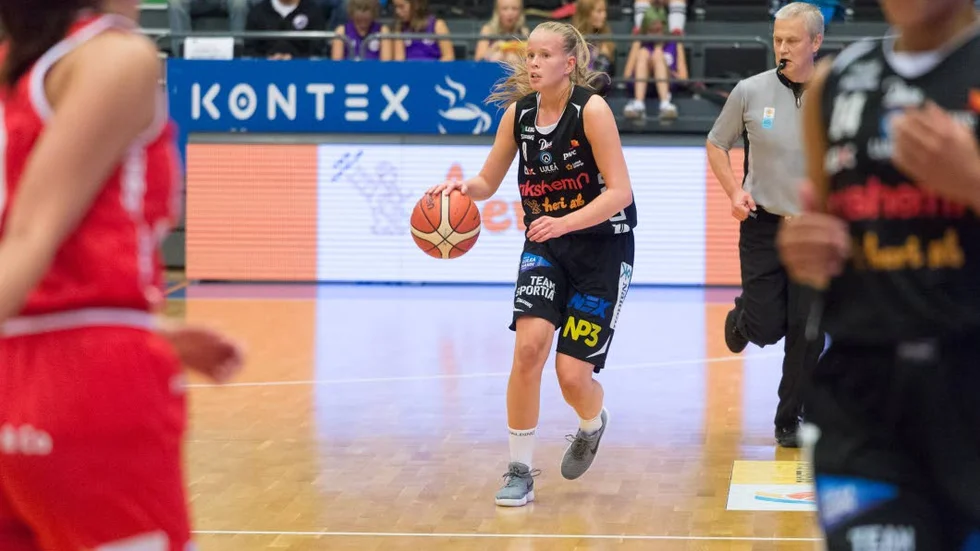 Inledde. Sofia Hägg satte matchens första trepoängare mot Alvik.
