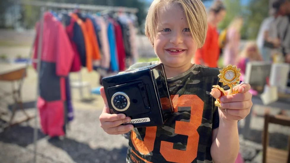 Fyndjakt i Alvik-Långnäs. Loppisentusiasten John-Lee Rosengren, 7 år, hade bland annat hittat ett litet kassaskåp i och en vacker klocka. "Jag behöver ett kassaskåp för att spara pengar", sa han.  