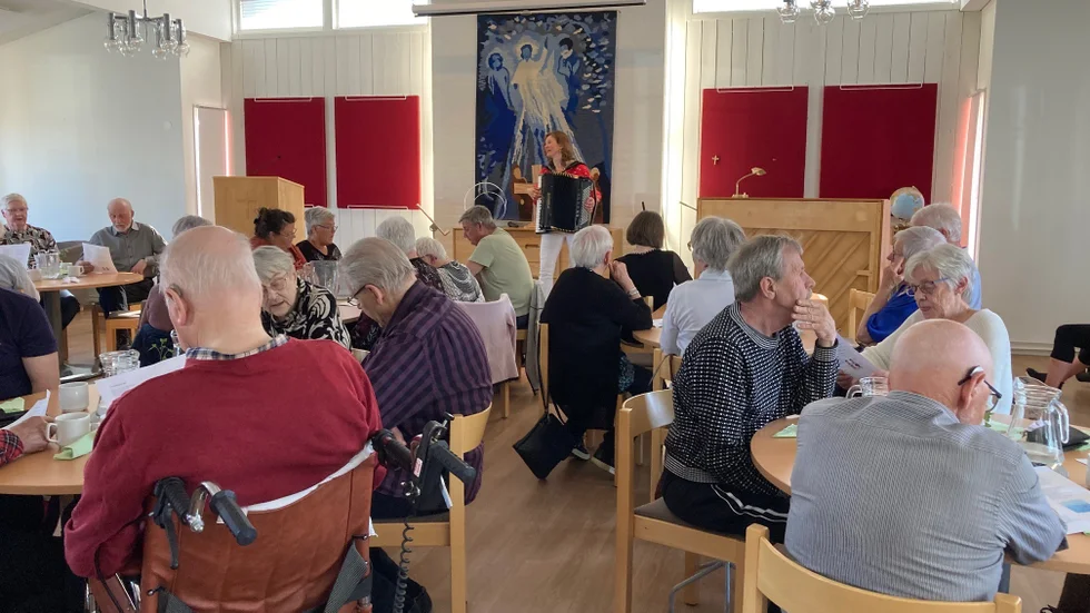 Allsång till dragspelsackompanjemang av Görel Särs var ett populärt inslag.