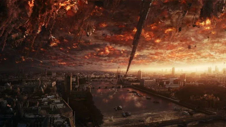 Störst. Allt är mer i uppföljaren till "Independence day". Tjugo år har gått och saker har hänt.