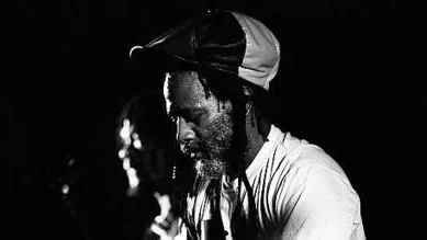 I sommar spelar Burning Spear för tredje gången i Uppsala. Bilden är från hans konsert på Folkets hus i Uppsala 1990.