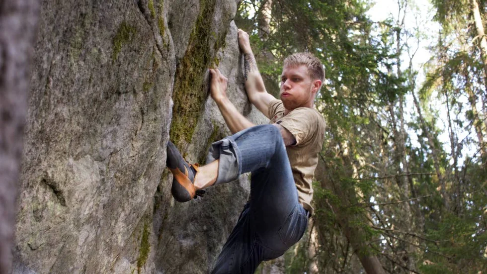 David Isaksson, ordförande i Norrtälje klätterförening, kör bouldering utomhus.