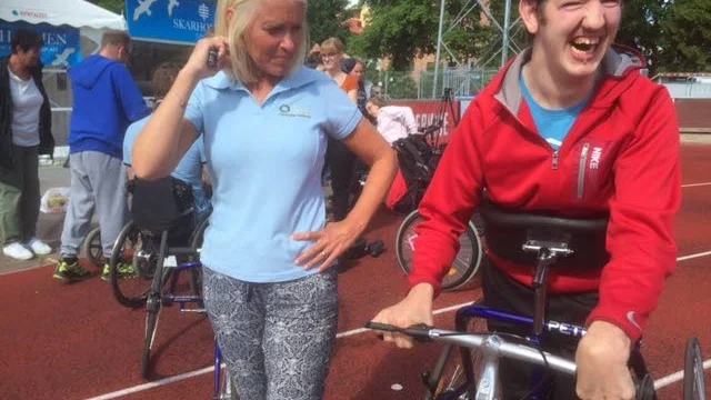 Rörelsegläde. Roligt med racerunning, tycker Dennis Pranjavorac. Här drar han iväg på hojen under överinseende av instruktören Helena Hedvall.