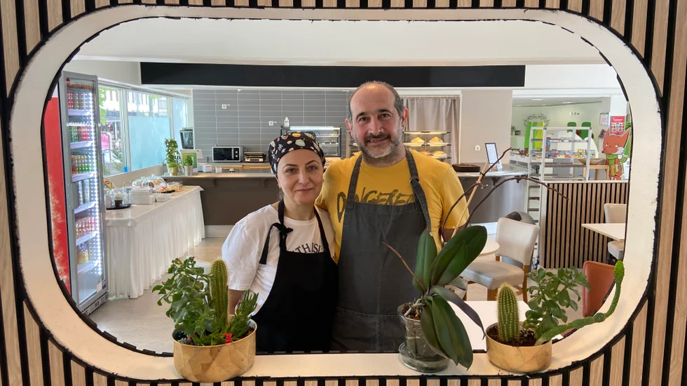 Makarna Serdar Yigit och Melissa Kurtoglu har öppnat Söta häxans kök på stadsbiblioteket i Eskilstuna.  