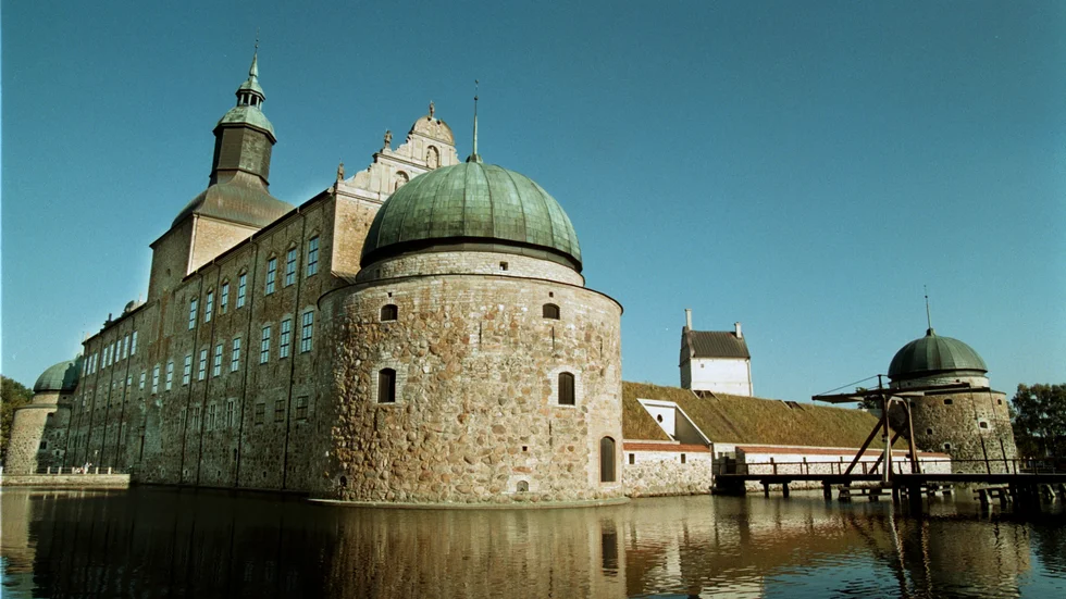 Vallgraven vid Vadstena slott får illustrera den politiska vallgrav som Stig-Björn Ljunggren omnämner i sin artikel. 