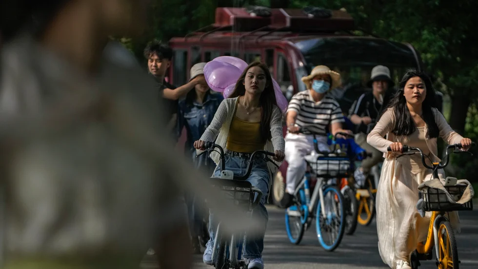 Invånare i Wuhan – staden där coronaviruset först upptäcktes – cyklar i en park den 8 maj.