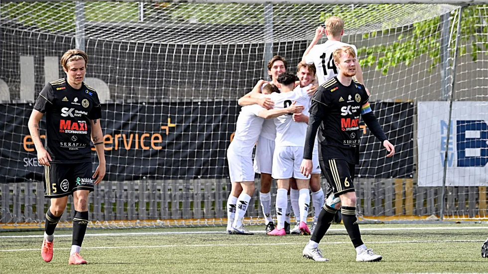 Alex Åman och Jonathan Käller deppar efter att gästerna tagit ledningen i inledningen av den andra halvleken efter en snabb omställning.