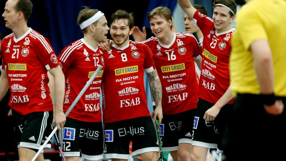 Glad. Victor Andersson (nummer 16) tillsammans med sina kedjekamrater.