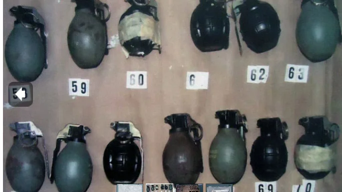 Detta är vapen som hade kommit från Bosnien och var på väg till Stockholm.
Bilderna föreställer automatgevär, 2 sorters handgranater, pistoler samt ammunition.
Handgranaterna är svarta och gröna och uppdelas att de svarta är defensiva och de gröna är offensiva enligt Serbiska myndigheter.