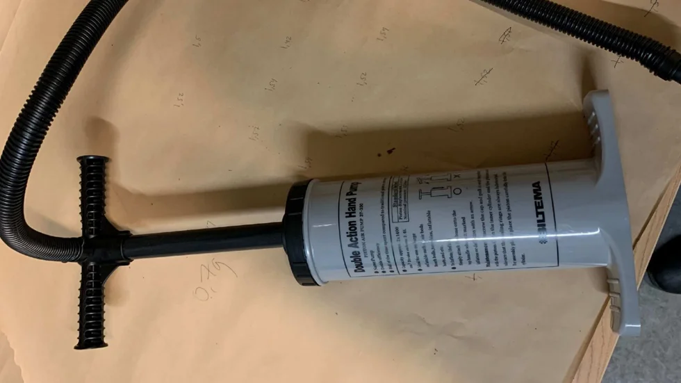 Enligt åklagaren misshandlade kvinnan sin parner med en handpump. (Bilden är hämtad ur förundersökningen.)